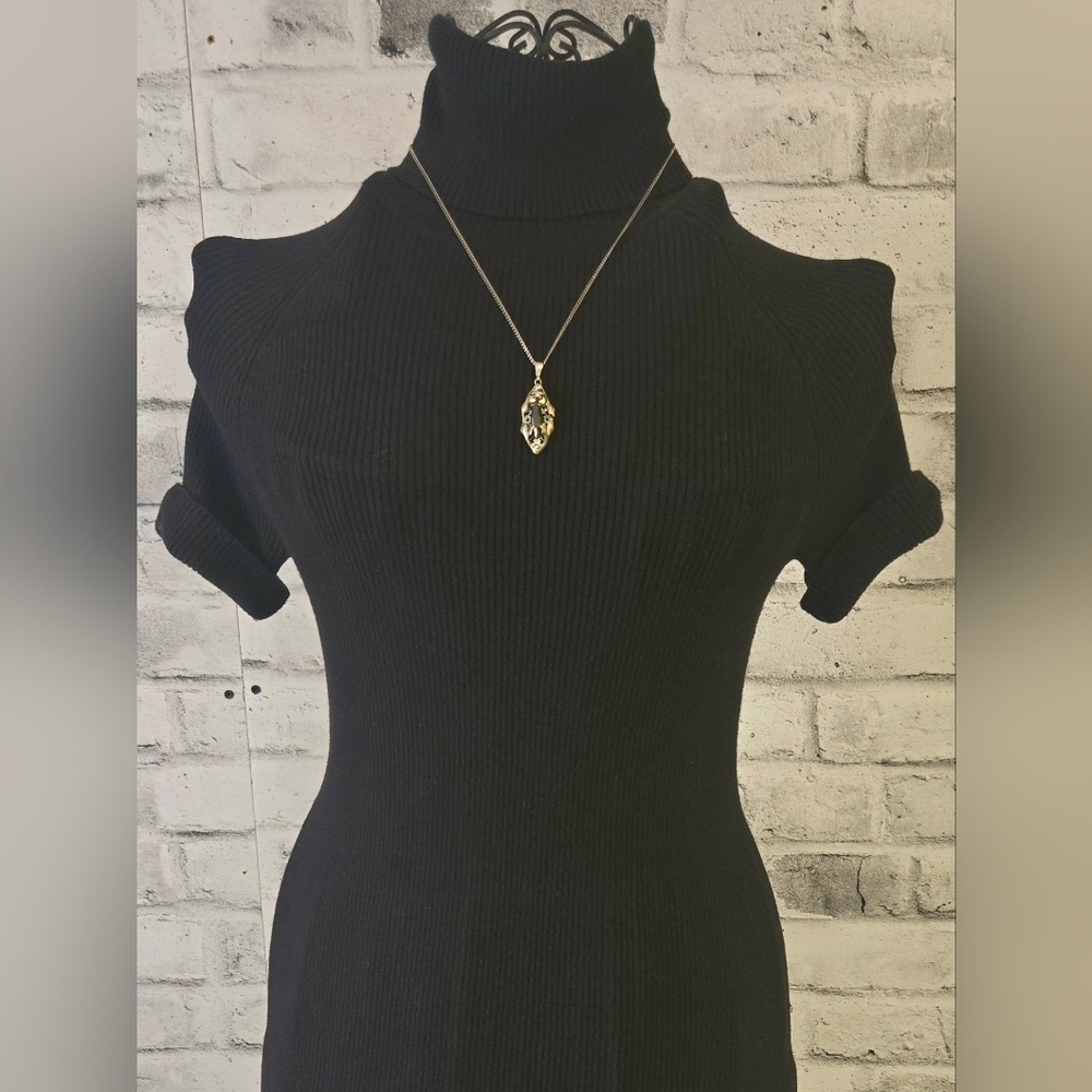 Vintage Art Nouveau Black Glass Filigree Pendant Necklace – Gold Tone